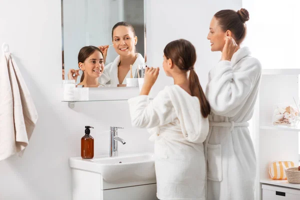 Beauty Hygiene Morning People Concept Happy Smiling Mother Daughter Cleaning — Stock Photo, Image