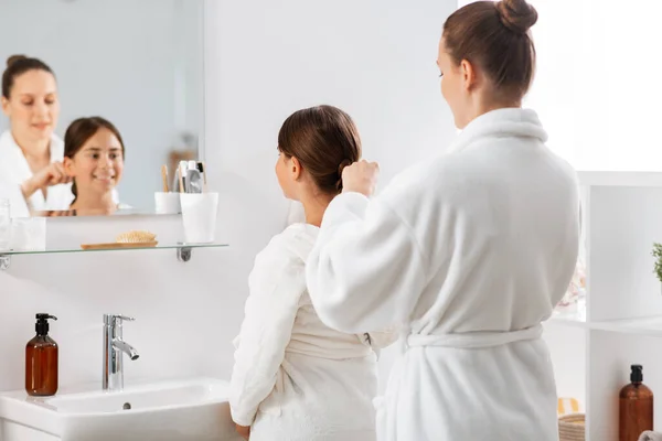 Schoonheid Hygiëne Ochtend Mensen Concept Gelukkig Lachende Moeder Dochter Zoek — Stockfoto