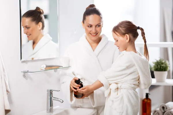 Beauty Hygiene Morning People Concept Happy Smiling Mother Little Daughter — Stock Photo, Image