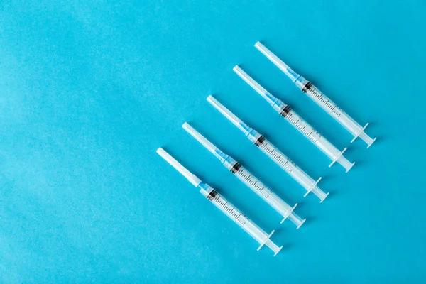 Medicina Vacunación Concepto Sanitario Jeringas Desechables Sobre Fondo Azul — Foto de Stock