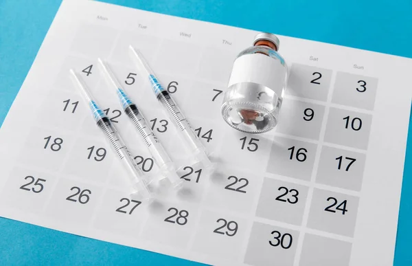 Medicina Vacunación Concepto Sanitario Jeringa Desechable Calendario Sobre Fondo Azul — Foto de Stock