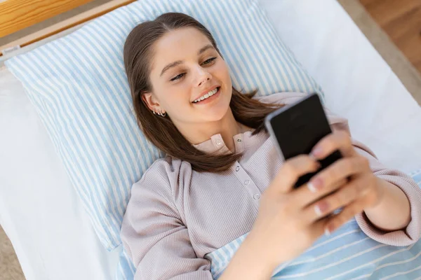 People Bedtime Rest Concept Happy Smiling Teenage Girl Smartphone Lying — Stock Photo, Image