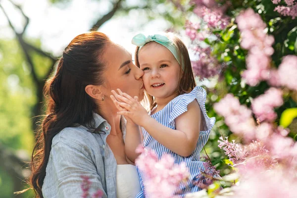 Család Anyaság Emberek Koncepció Boldog Anya Kislányával Nyári Parkban Vagy — Stock Fotó