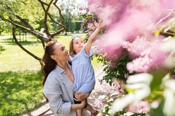 Famiglia Maternità Concetto Persone Madre Felice Con Figlioletta Che Tocca — Foto Stock