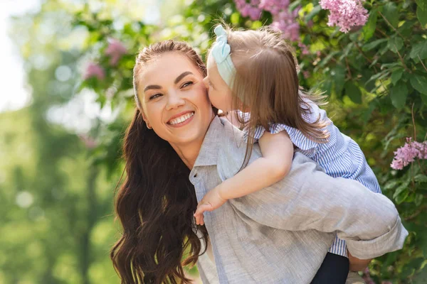 Aile Annelik Insan Kavramı Küçük Kızı Olan Mutlu Anne Yaz — Stok fotoğraf