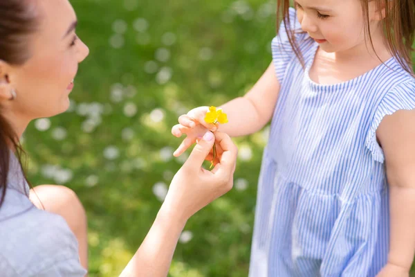 Family Motherhood People Concept Happy Mother Little Daughter Flowers Summer — Stock Fotó