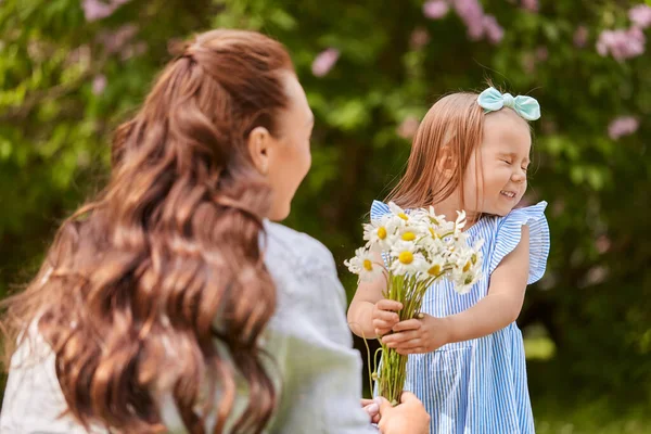 Έννοια Οικογένεια Μητρότητα Και Άνθρωποι Ευτυχισμένη Μητέρα Μικρή Κόρη Λουλούδια — Φωτογραφία Αρχείου