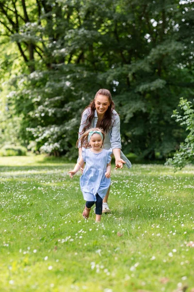Család Anyaság Emberek Koncepció Boldog Anya Kislányával Játszik Nyári Parkban — Stock Fotó