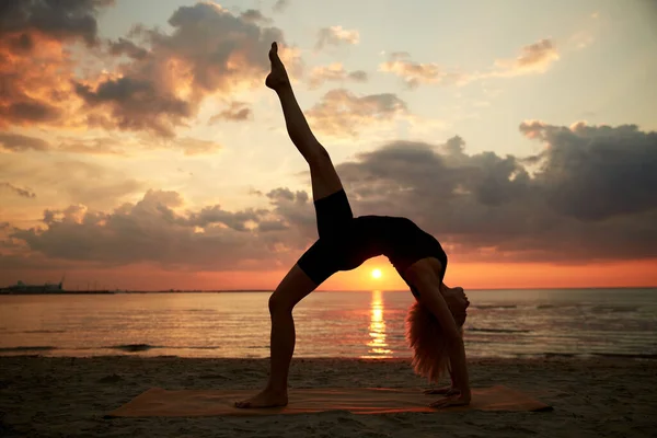 Fitness Deporte Concepto Estilo Vida Saludable Mujer Haciendo Yoga Puente —  Fotos de Stock
