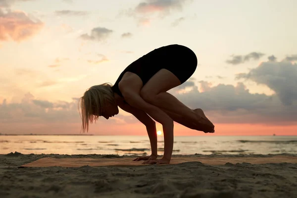 Fitness Spor Sağlıklı Yaşam Tarzı Konsepti Kadın Gün Batımında Kumsalda — Stok fotoğraf