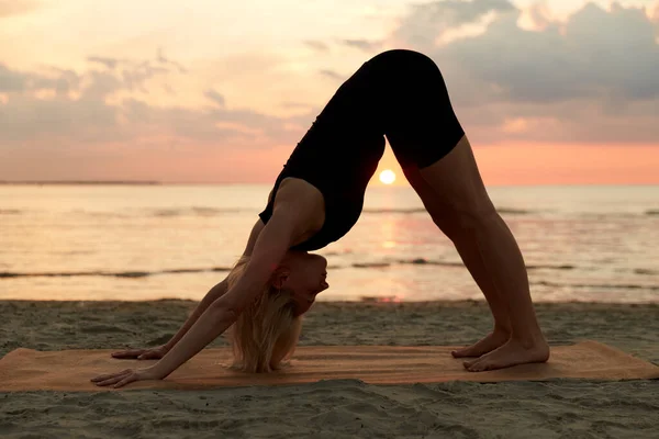 Fitness Sport Healthy Lifestyle Concept Woman Doing Yoga Downward Facing — Foto Stock