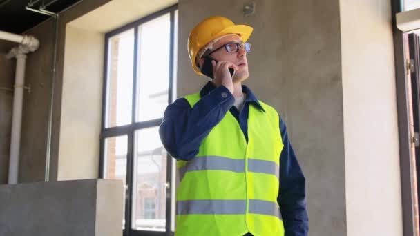 Architecture Construction Business Building Concept Male Builder Helmet Calling Smartphone — Stockvideo