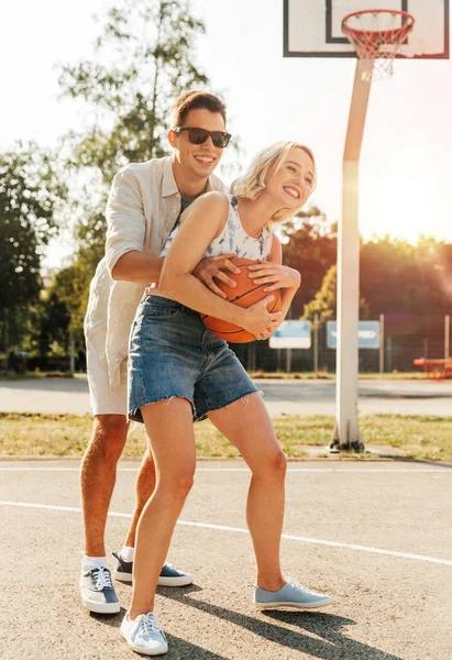 Vacances Été Sport Concept Personnes Heureux Jeune Couple Avec Balle — Photo