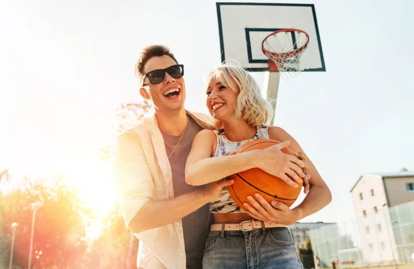 Sommerferien Sport Und Menschen Konzept Glückliches Junges Paar Mit Ball — Stockfoto