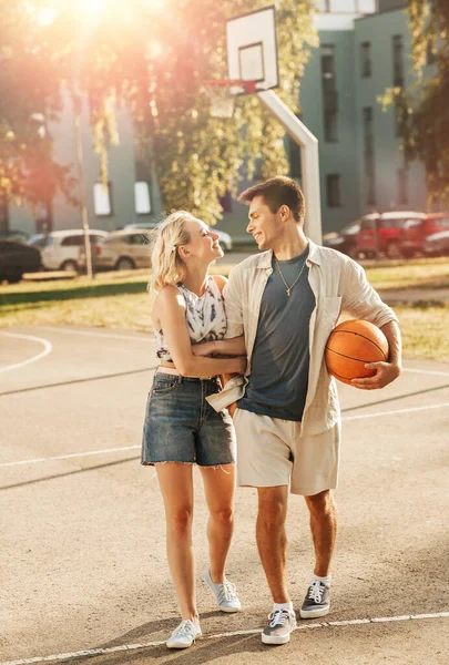 Sport Liebe Und Menschen Glückliches Junges Paar Mit Ball Auf — Stockfoto