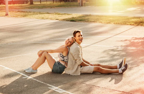 Sommerurlaub Und Menschen Konzept Glückliches Junges Paar Entspannt Auf Basketballplatz — Stockfoto