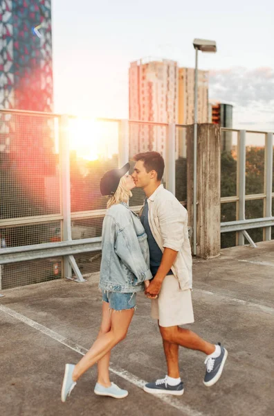Летние Каникулы Любовь Люди Концепция Счастливая Молодая Пара Поцелуи Крыше — стоковое фото