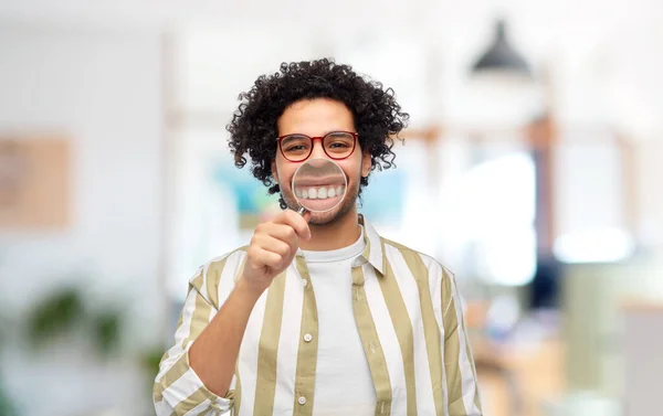 Humor Opieka Stomatologiczna Koncepcja Ludzi Szczęśliwy Człowiek Pokazujący Zęby Przez — Zdjęcie stockowe