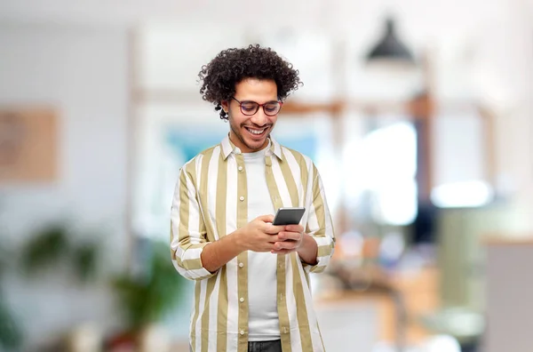 Trabajo Personas Concepto Tecnología Hombre Sonriente Feliz Gafas Con Teléfono — Foto de Stock