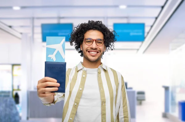 Viaje Turismo Concepto Personas Sonriente Hombre Con Pasaporte Billete Avión —  Fotos de Stock