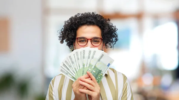 Pénzügy Valuta Ember Koncepció Boldog Ember Kezében Europénz Bankjegyek Irodai — Stock Fotó