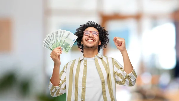 Koncepcja Finansów Waluty Ludzi Szczęśliwy Człowiek Setkami Banknotów Euro Świętujących — Zdjęcie stockowe