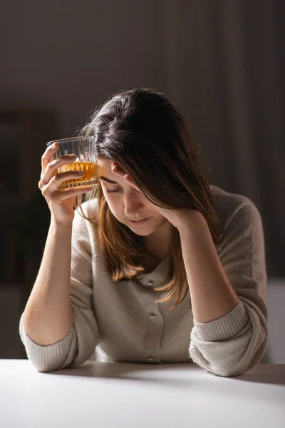 Alkoholismus Závislost Alkoholu Pojetí Lidí Opilá Žena Nebo Alkoholická Whisky — Stock fotografie