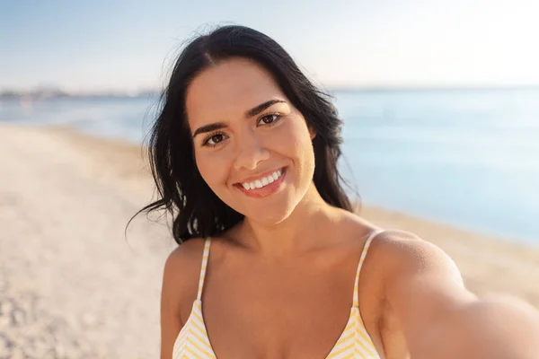 夏と水着のコンセプト 幸せな笑顔若い女性でビキニ水着で自撮りビーチ — ストック写真