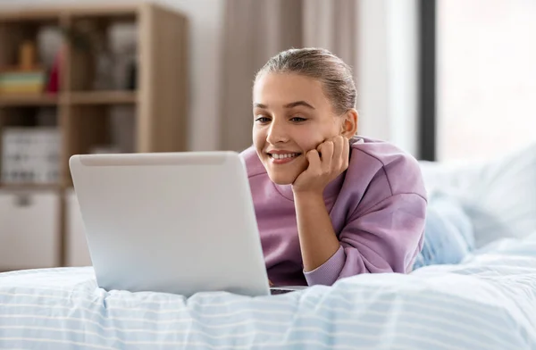 子供たち技術とインターネットの概念 家庭でラップトップコンピュータを持つ幸せな笑顔の学生の女の子 — ストック写真