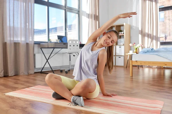 Spor Spor Sağlıklı Yaşam Tarzı Konsepti Gülümseyen Genç Kız Yoga — Stok fotoğraf
