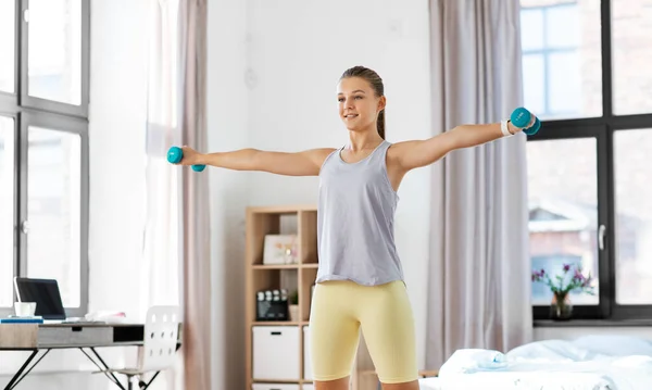 Fitness Deporte Estilo Vida Saludable Concepto Adolescente Feliz Con Pesas — Foto de Stock