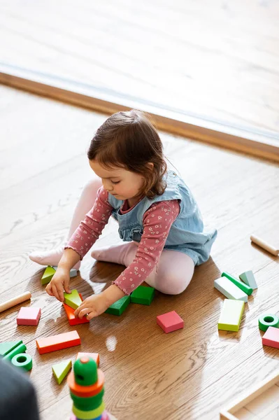 Infanzia Tempo Libero Concetto Persone Bambina Che Gioca Con Blocchi — Foto Stock