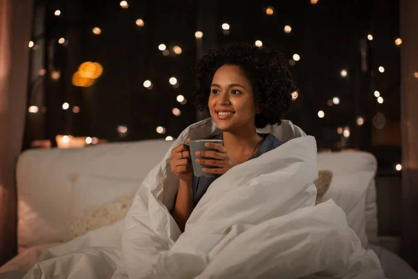Ludzie Koncepcja Snu Odpoczynku Szczęśliwa Uśmiechnięta Kobieta Piżamie Kawą Łóżku — Zdjęcie stockowe