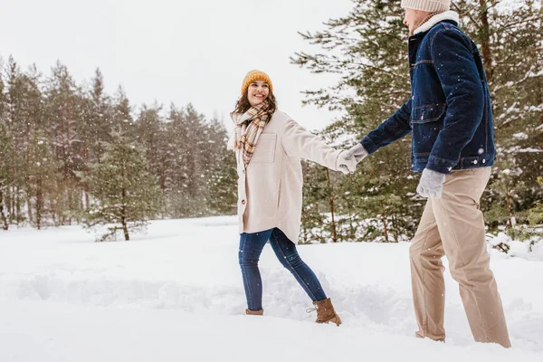 爱与休闲的概念 快乐的微笑夫妻在冬天的森林里散步 — 图库照片