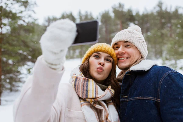 Seizoen Technologie Vrijetijdsconcept Gelukkig Koppel Met Smartphone Selfie Winterpark — Stockfoto