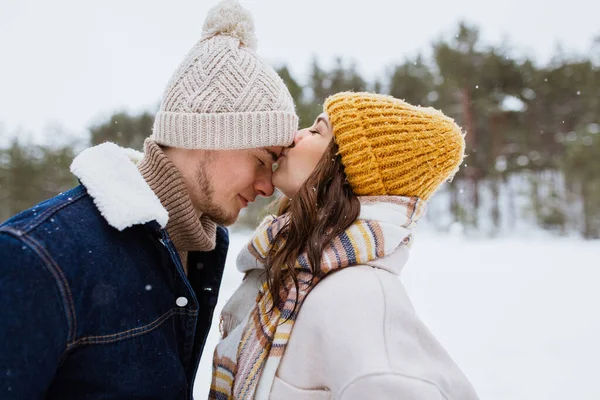 People Love Leisure Concept Happy Woman Kissing Man Forehead Winter — Stockfoto