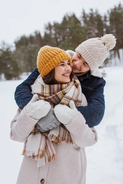 Mensen Liefde Vrije Tijd Concept Gelukkig Glimlachend Paar Knuffelen Winterpark — Stockfoto