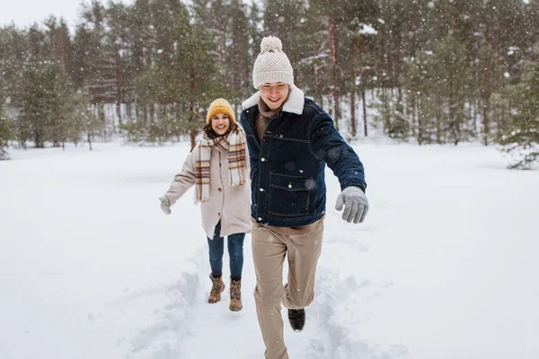 Mensen Liefde Vrije Tijd Concept Gelukkig Glimlachend Paar Wandelen Winter — Stockfoto