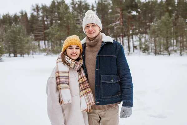 Люди Любовь Отдых Счастливая Улыбающаяся Пара Зимнем Парке — стоковое фото