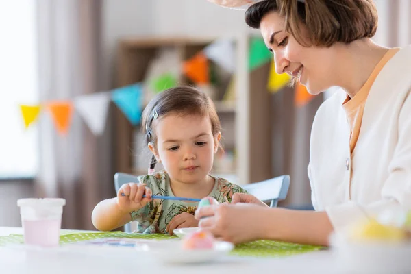 Férias Conceito Família Pessoas Mãe Feliz Filhinha Colorir Ovos Páscoa — Fotografia de Stock