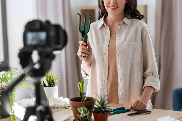 Блог Садівництво Концепція Домашнього Завдання Щаслива Жінка Блогер Фотоапаратом Виделкою — стокове фото