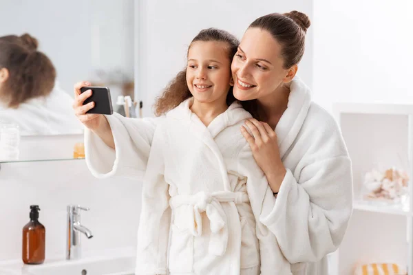Schönheit Hygiene Morgen Und Menschenkonzept Glücklich Lächelnde Mutter Und Tochter — Stockfoto