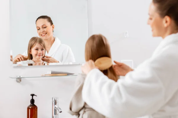 Concepto Belleza Higiene Mañana Personas Feliz Madre Sonriente Hija Pequeña — Foto de Stock