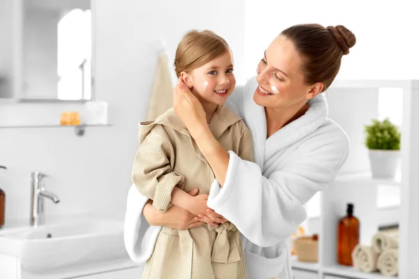 Beauty Hygiene People Concept Happy Smiling Mother Daughter Moisturizer Faces — Stock Photo, Image