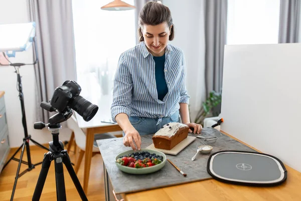 Bloggen Fotografieren Und People Konzept Glücklich Lächelnde Fotografin Oder Food — Stockfoto