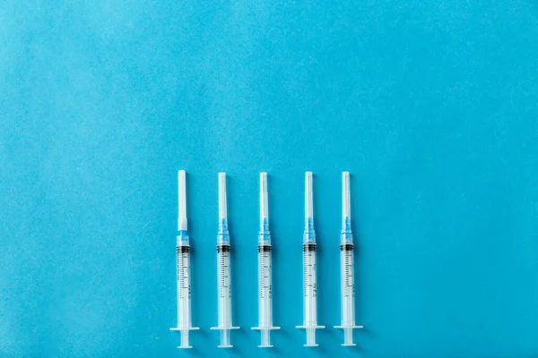 Medicinale Vaccinazione Concetto Assistenza Sanitaria Siringhe Monouso Sfondo Blu — Foto Stock
