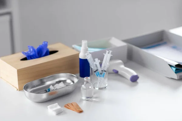 Medicine Healthcare Concept Close Syringes Drug Jar Other Stuff Table — Foto de Stock
