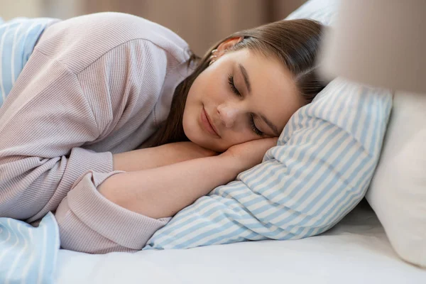 Nsanlar Uyku Zamanı Dinlenme Konsepti Kız Sabahları Yatakta Uyuyor — Stok fotoğraf