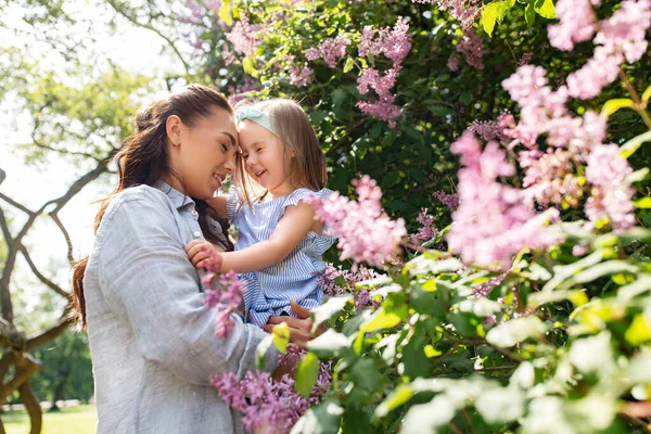 Familien Mutterschafts Und Personenkonzept Glückliche Mutter Mit Kleiner Tochter Sommerpark — Stockfoto