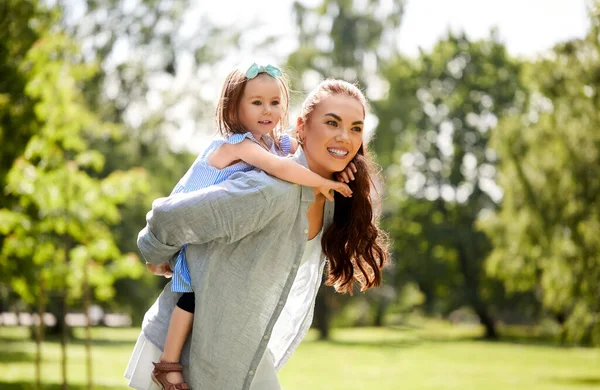 母性和人的概念 快乐的母亲 带着小女儿在夏季公园或花园玩得开心 — 图库照片
